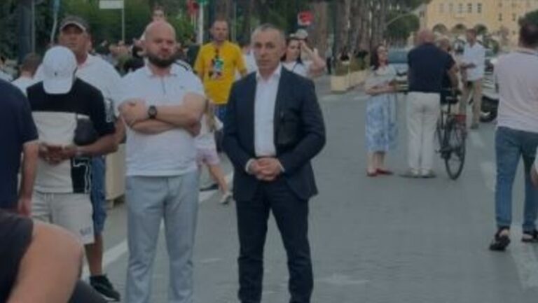 Deputeti demokrat u bashkohet sërish protestuesve para Kryeministrisë