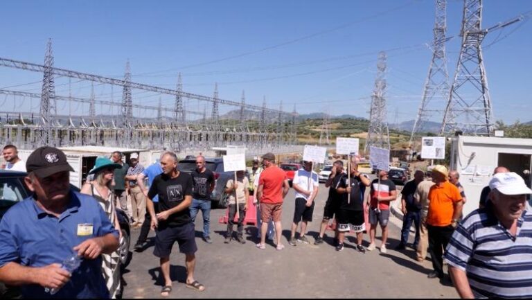 Banorët ngrihen në protestë për dëmtimin e rrugëve