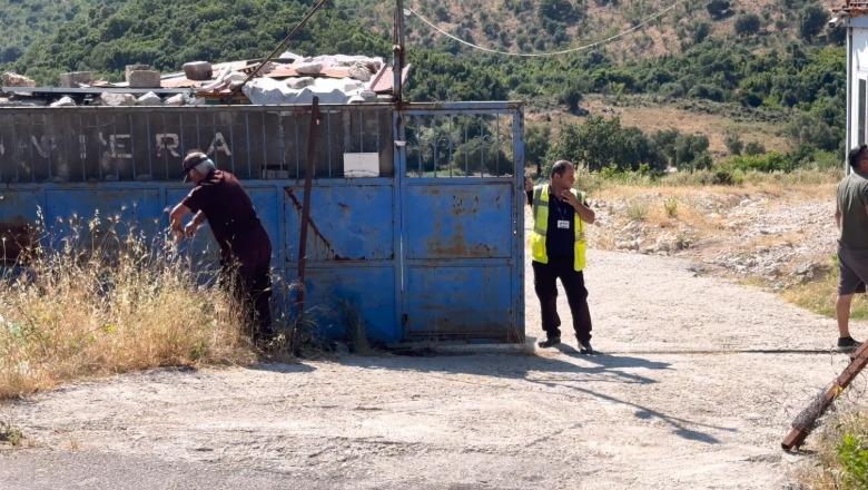 Protesta e paralajmëruar  hiqet porta metalike dhe gardhi me tela në plazhin e Kakomesë