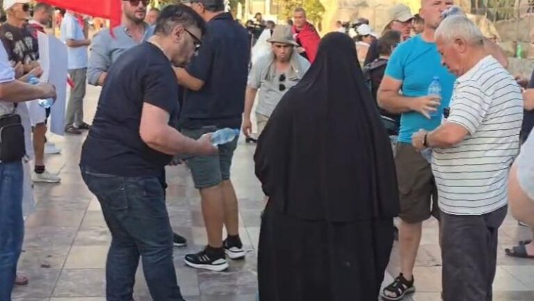 Dita e 24-tër e protestës, një grua shpërndan shishe uji falas
