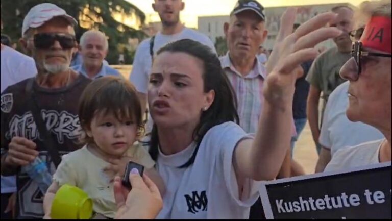 Qytetarja i kundërvihet Arben Kolës: Po bie protesta çdo ditë, kush je ti që na drejton?