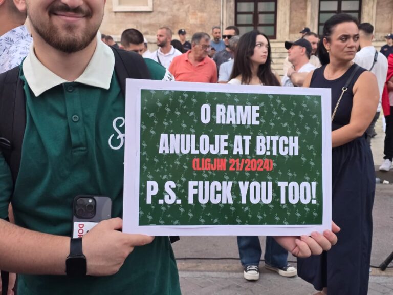 FOTO/ ”F*ck you too”, protestuesit mesazh Ramës përmes pankartave