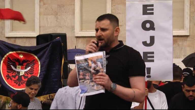 Protestuesi: Rama dhe Berisha kanë përfituar nga pushteti prej 36 vitesh, rinia ka mbetur pas