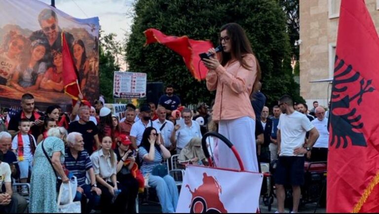 Protestuesit nuk heqin dorë nga kërkesat, i rilexojnë sërish