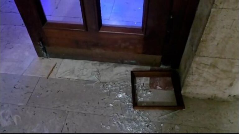 Tensionet në Universitetin Politeknik të Tiranës, studentët thyejnë xhama dhe dyer