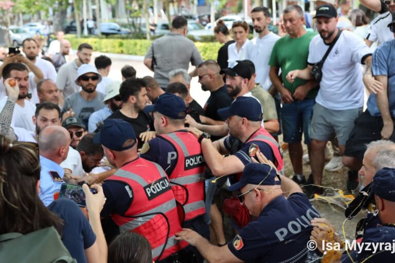 Përplasja para Parlamentit, a po mbaron faza paqësore e protestës?