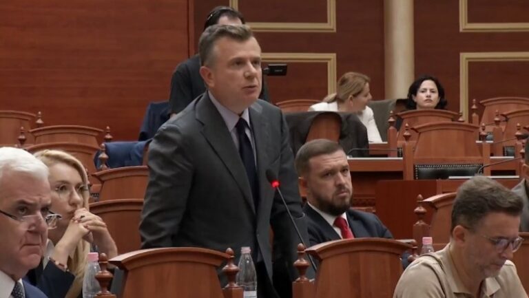 Aksidenti tragjik në aksin Durrës-Tiranë, ndërpritet seanca plenare në Kuvend