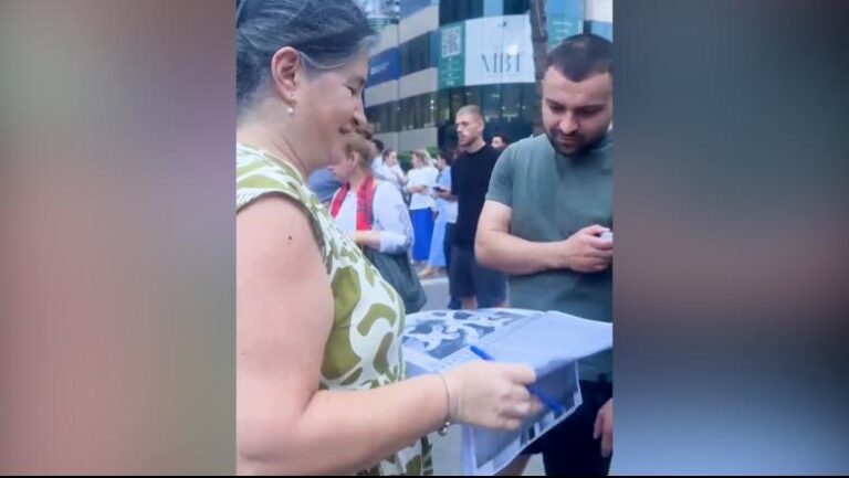 Protestuesit mbledhin firma për të çuar në SPAK librin ”Albania Files”