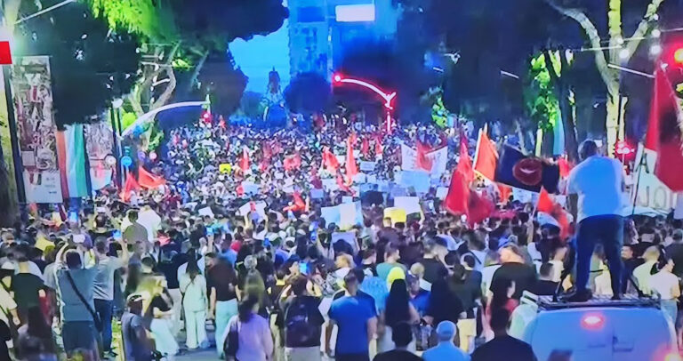 Mbyll siparin skena e aktit të tetë të protestës qytetare “Shqipëria nuk shitet”