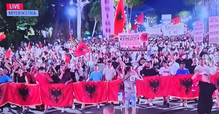 Dita e 29-të e protestës, folës dhe tubues kërkojnë dorëheqjen e Ramës, nis marshimi në rrugët e kryeqytetit