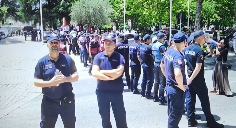 Tensionohet situata para Parlamentit, zhvendoset protesta e qytetarëve, policia rrethon institucionin