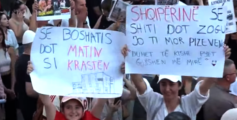 “Mos u dorëzoni”, mesazhi që bashkoi protestuesit në ditën e tetë
