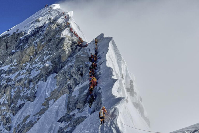 Rekorde të reja në Everest: Mbi 1.000 ngjitje dhe një ditë historike
