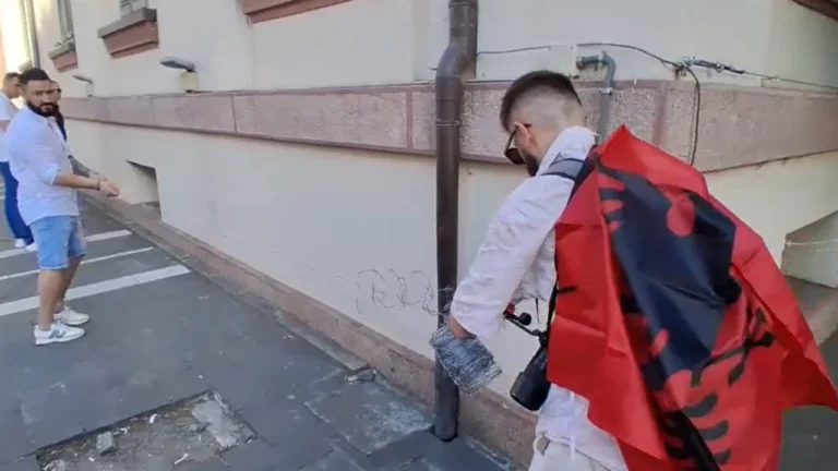 Protestë masive në Tiranë për mbrojtjen e Zvërnecit, qytetarët rrethojnë Ministrinë e Brendshme