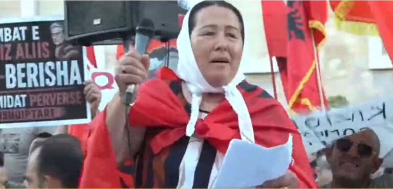 Nënë Lokja emocionon protestuesit me vargjet: Po të shesin copa-copa moj Shqipni