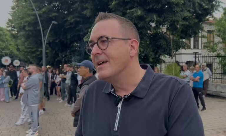 Turisti zviceran i bashkohet protestës për Zvërnecin: Zhvillimi dhe natyra duhet të ecin dorë për dore