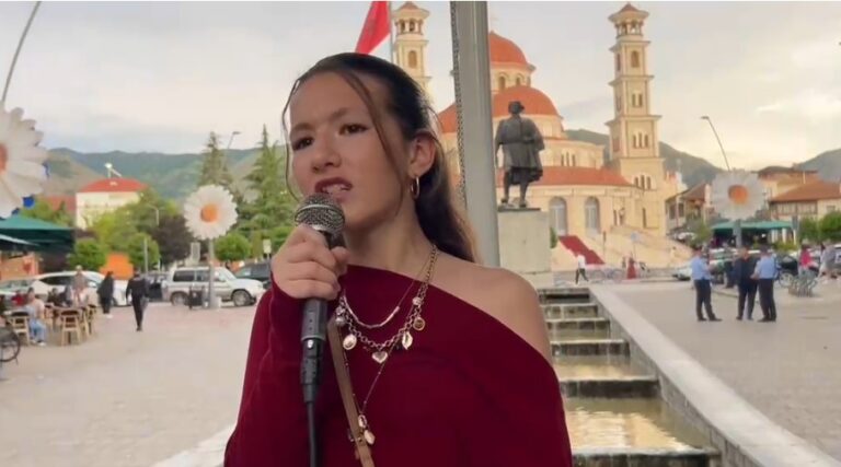 12-vjeçarja mesazh të fortë në protestën e Korçës për Zvërnecin: Frika po na dëbon nga ky vend