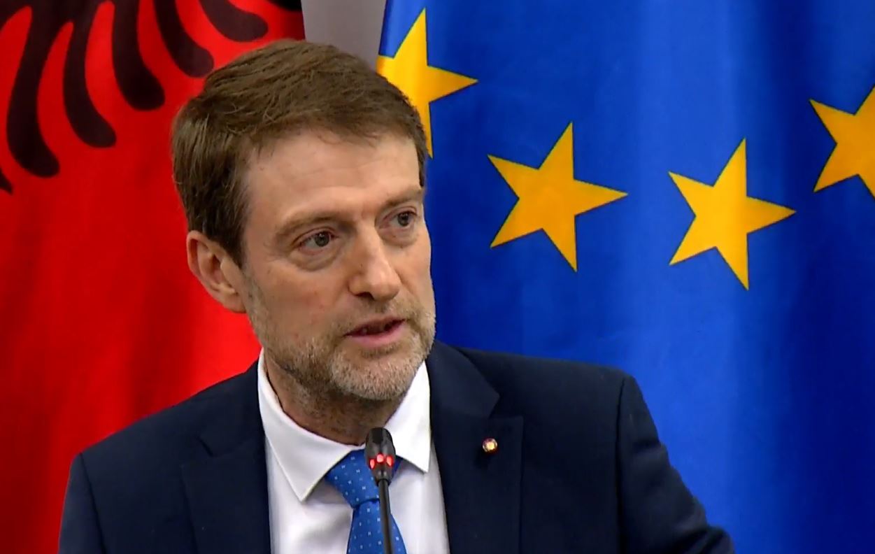 Ministri Hoxha për procesin e integrimit  Kapitujt e BE së mund të mbyllen vitin e ardhshëm