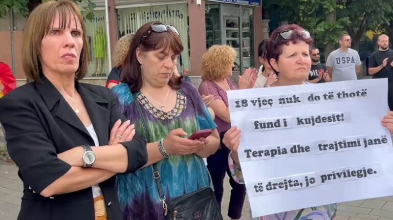 Personat me aftësi të kufizuara vijojnë protestën në Korçë, kërkojnë kushte dhe trajtim më të mirë
