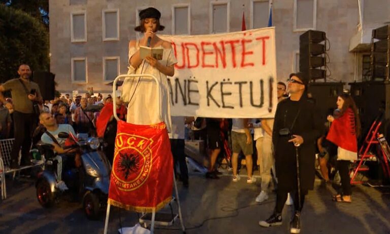 Gala Dragot dhe Robert Aliaj mesazhe për të rinjtë: Mos lejoni politikën të ndikojë në të ardhmen tuaj