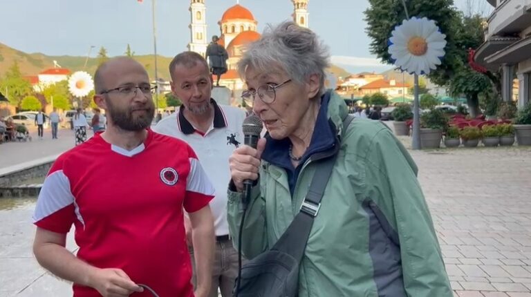 Dita e 10-të e protestës në Korçë, turistja e huaj mbështet qytetarët