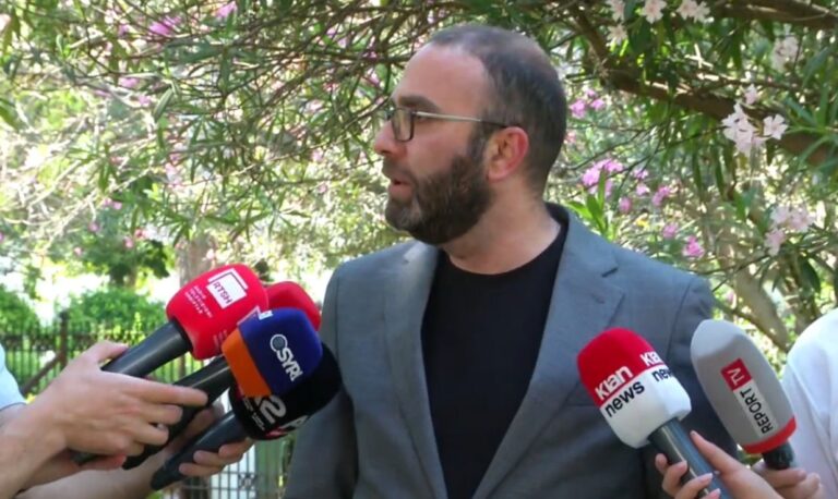 Kaosi në Kuvend, Gazment Bardhi: Duan të peshkojnë një deputet për votimin. Seanca po drejtohet me SMS nga Balla