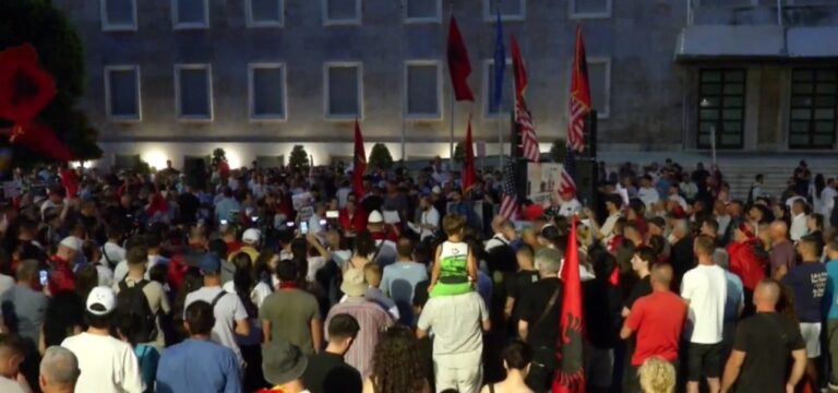 Protestuesi thirrje Ramës: Tregohu burrë dhe jep dorëheqjen! Duam ndryshim