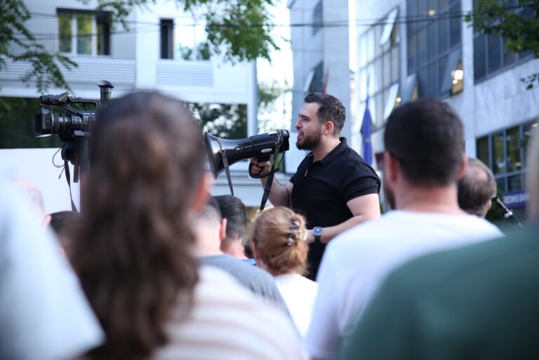 Protesta kundër terapive hormonale në QSUT, Pano: Po cenohet familja, lini fëmijët të qetë