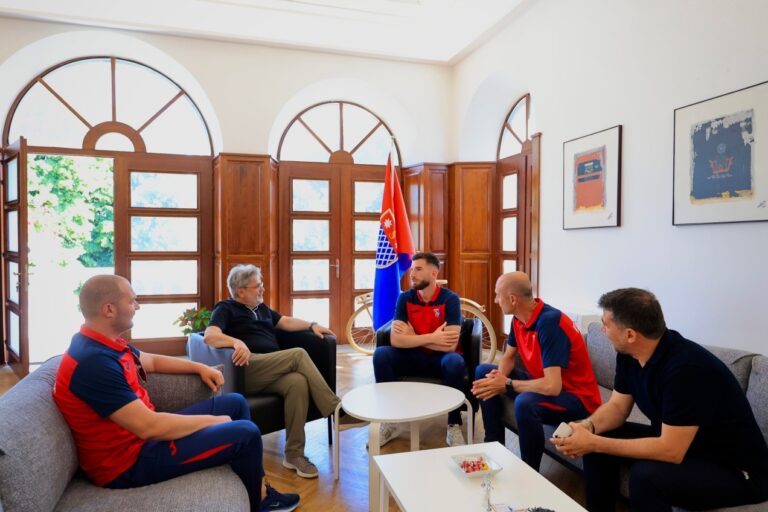 Benet Beci pret kampionin Franko Burraj pas medaljes së artë në Monako