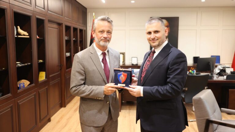 FOTO/ Drejtori Skënder Hita pret ambasadorin suedez, diskutohen projektet e reja për Policinë e Shtetit