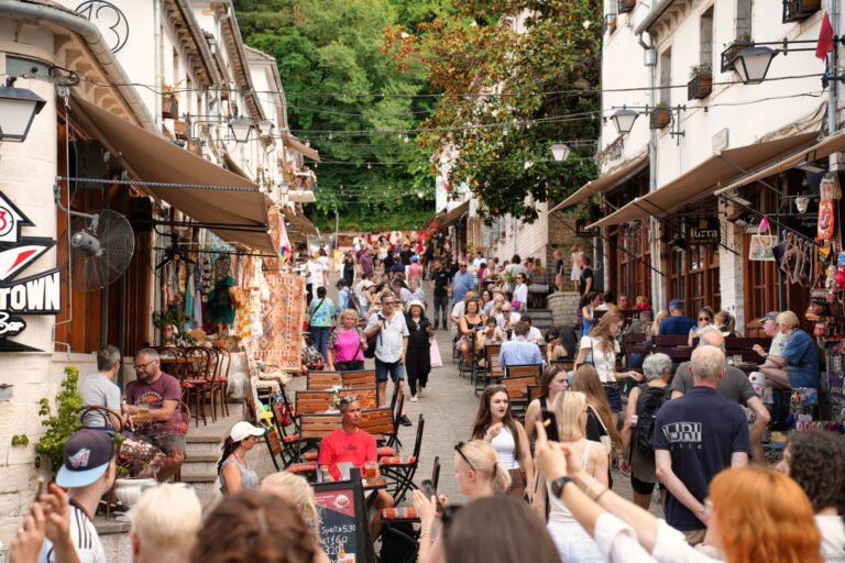 FOTO/ Gjirokastra gumëzhin nga turistët, Rama uron ndjekësit për një ditë të mbarë