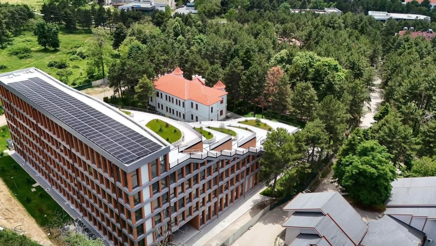 Kampusi  Poli i Dijes  në Korçë  Rama poston fotot  Investim për të ardhmen e të rinjve
