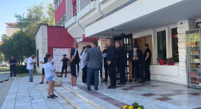 Rama në Vlorë, forca të shumta sigurie pranë Pallatit të Kulturës