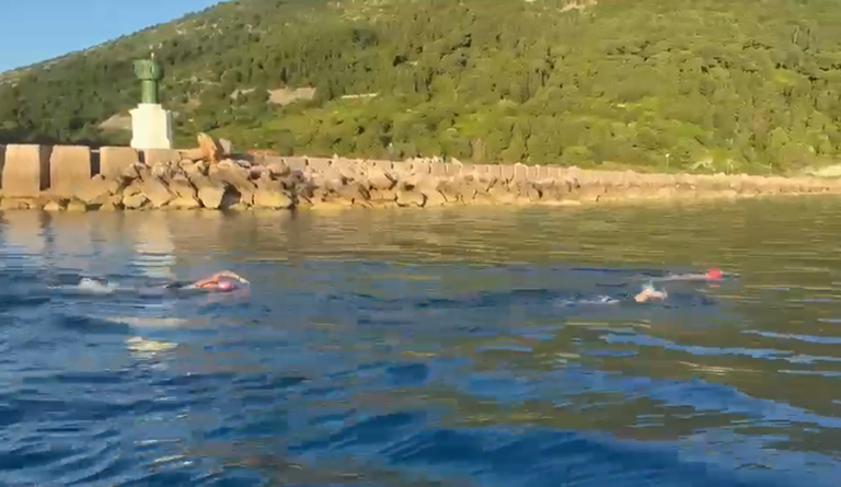 Eva Buzo rikthehet në Vlorë dhe përshkon me not ishullin e Sazanit
