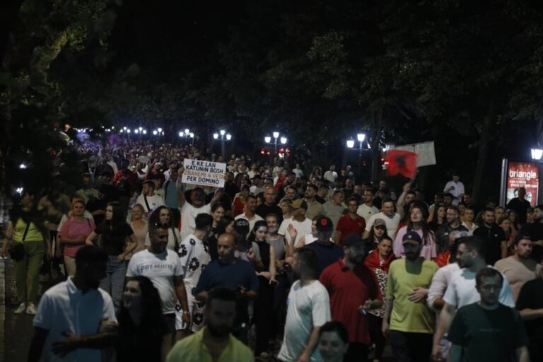 Procedohen 23 persona nga protesta, Policia: Bllokuan qarkullimin e makinave në disa rrugë të Tiranës