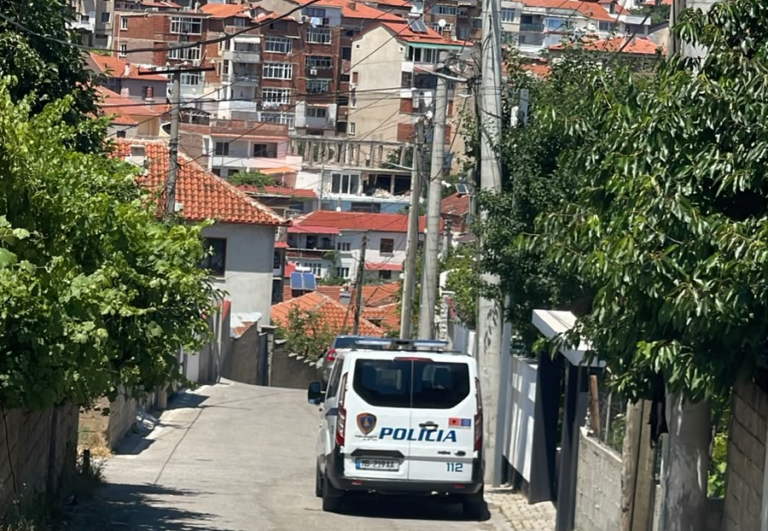Burri godet me thikë gruan, transportohet drejt Traumës me helikopter
