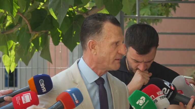 Avokati Cakrani: Unë mbroj Presidentin që mbushi sheshin, do ta jap pasurinë time për Metën
