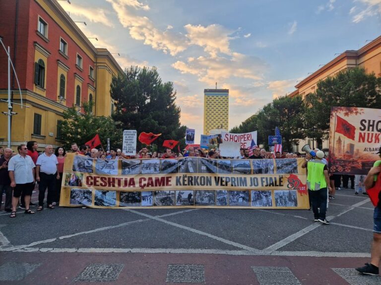 FOTO/ 27 ditë protestë, qytetarët me pankartë të madhe: Çështja çame kërkon veprim, jo fjalë