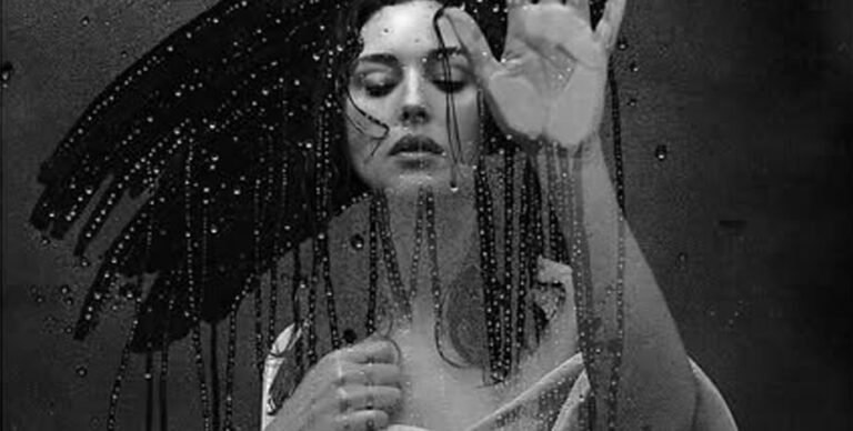 Monica Bellucci, një hir i ngjyrshëm gruaje ikonike, në një foto të papërsëritshme bardh e zi