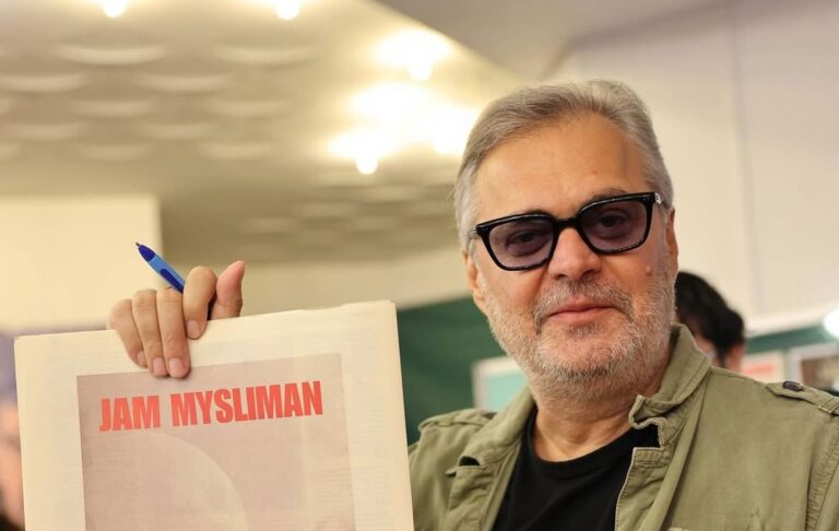 Ben Blushi në Elbasan: Librat e mi nuk ndalohen më në këtë qytet. Ejani pa frikë për romanin ”Jam Mysliman”