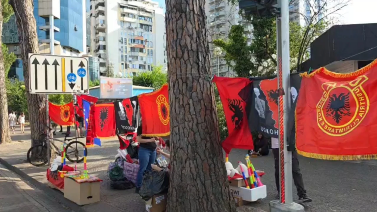 Protesta në Tiranë shoqërohet me tregtim flamujsh dhe qeleshesh kombëtare