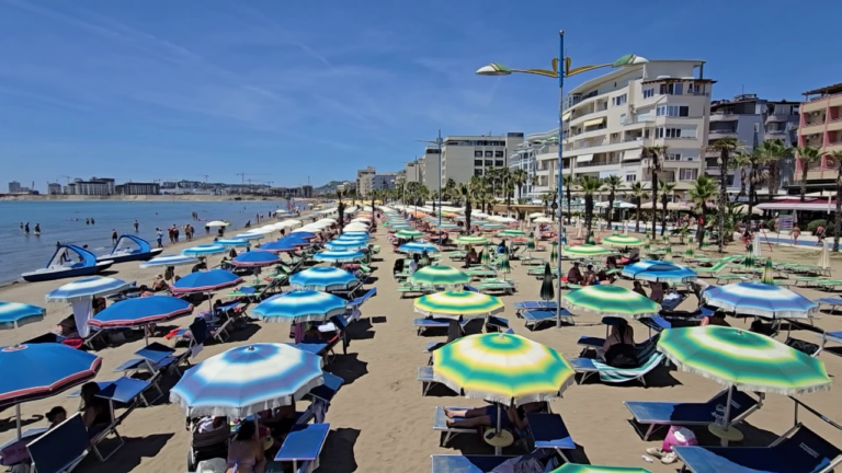 Çfarë mungon në Durrës? Vendasit kërkojnë më shumë investime, të huajt vlerësojnë bregdetin