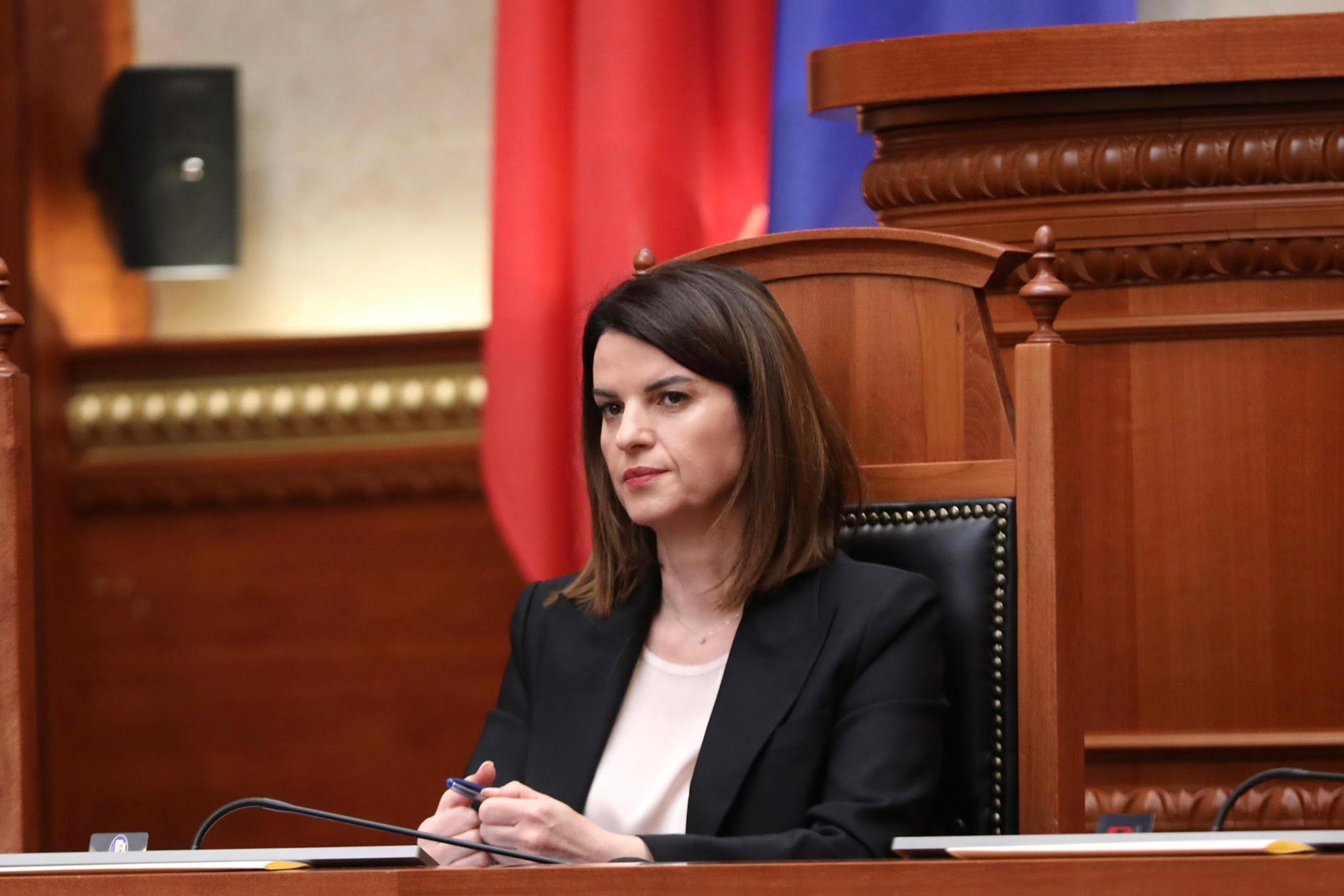 Zv kryeministrja Koçiu dënon dhunën jashtë Kuvendit  E papranueshme dhe jashtë kornizës demokratike