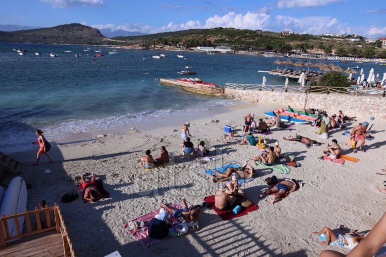 Sezoni turistik në Ksamil, forcohen masat për sigurinë ujore, më tepër hapësira publike