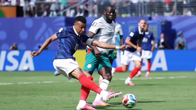 Franca triumfon ndaj Senegalit, Mbappe dhuron spektakël me dopietë