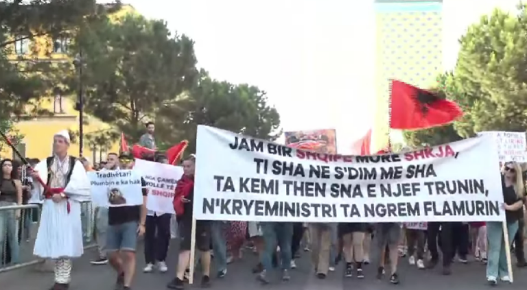 Protesta e tretë kundër projektit në Zvërnec, qytetarët: Rama, anulo projektin