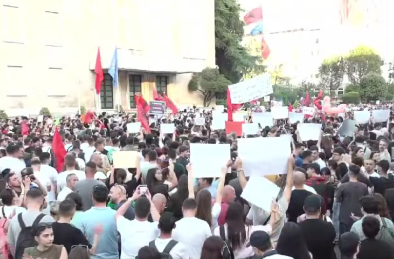 Gazetarja Ola Xama thirrje protestuesve: Mos u ulni në negociata me Ramën