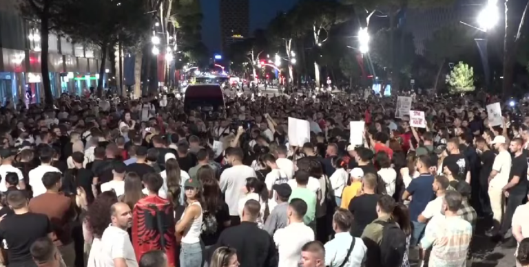 Mbyllet protesta, kërkohet anulimi i projektit në Zvërnec. Qytetarët: Nesër sërish përpara Kryeministrisë