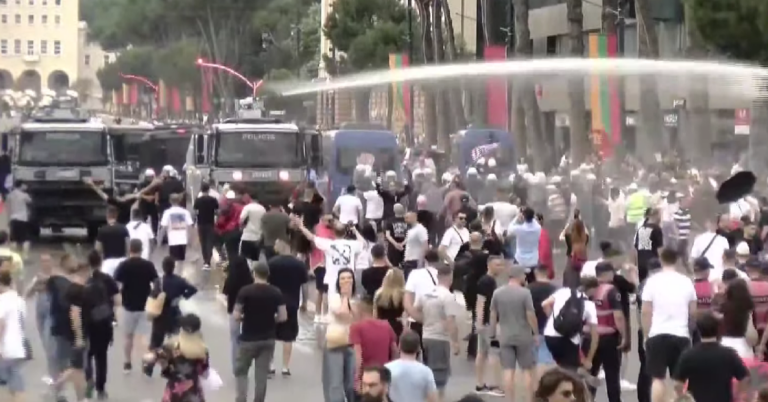 VIDEO/ Policia lag me ujë protestuesit, ata çajnë gardhin metalik dhe qëndrojnë përballë Kryeministrisë