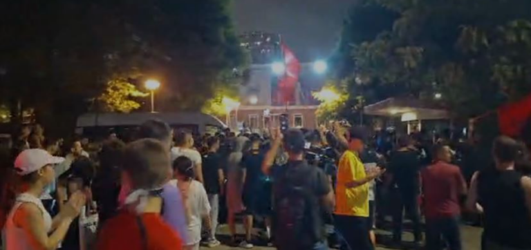 “Opozitë e krimit”! Protestuesit nga selia e PS-së shkojnë para selisë së PD-së